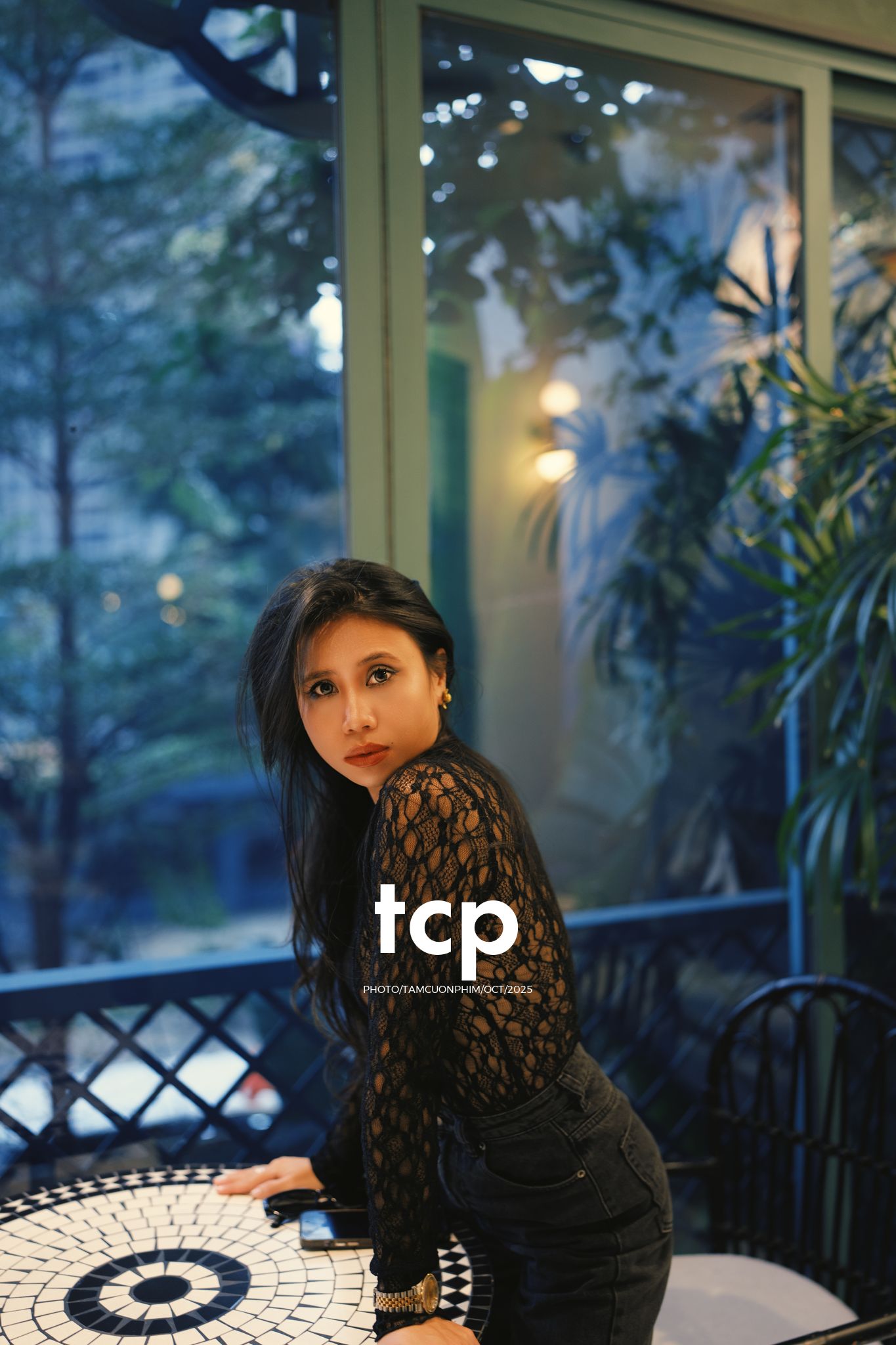 Tám Cuộn Phim - Một ly martini và tiếng chuông đồng hồ báo hiệu tuổi mới