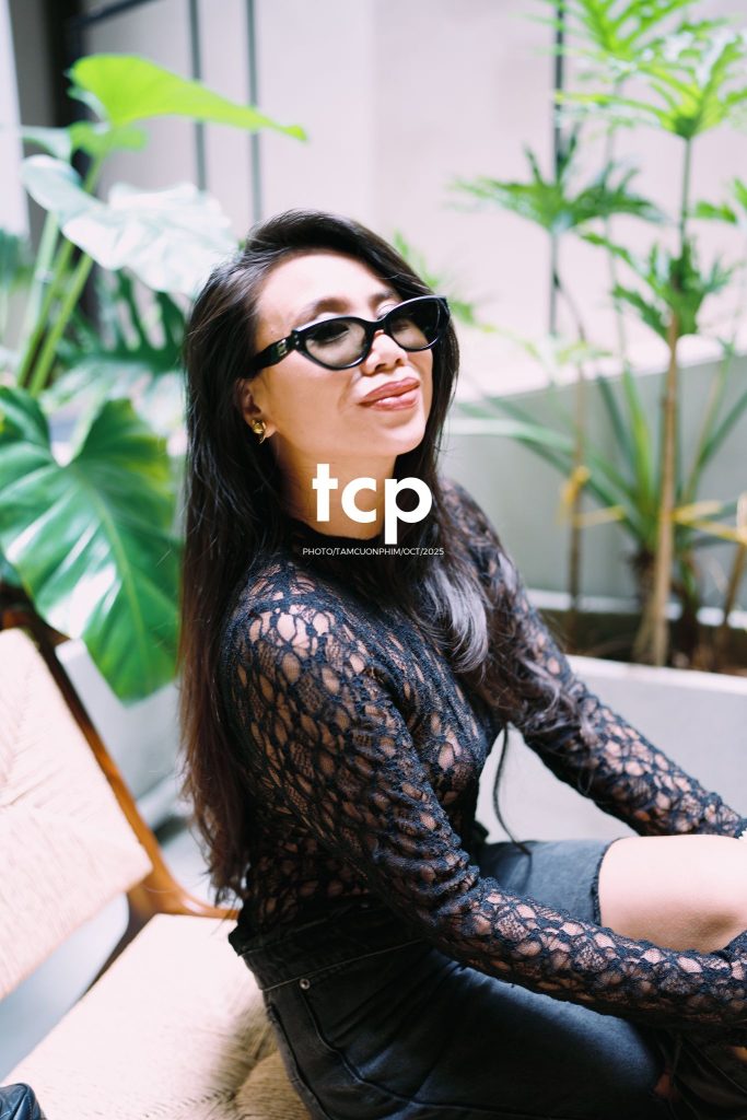 Tám Cuộn Phim - Một ly martini và tiếng chuông đồng hồ báo hiệu tuổi mới