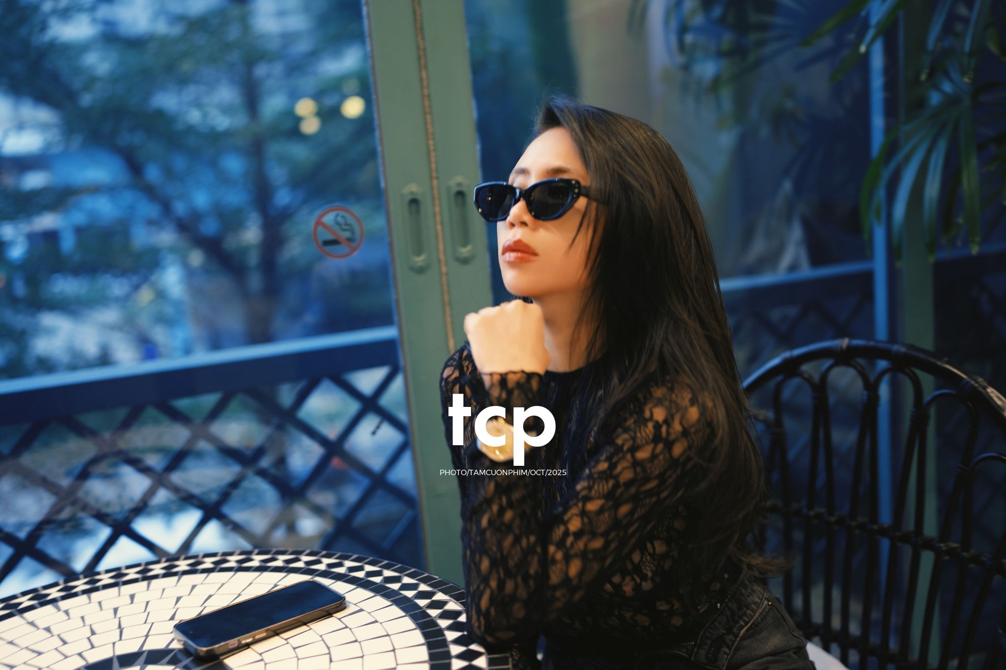 Tám Cuộn Phim - Một ly martini và tiếng chuông đồng hồ báo hiệu tuổi mới