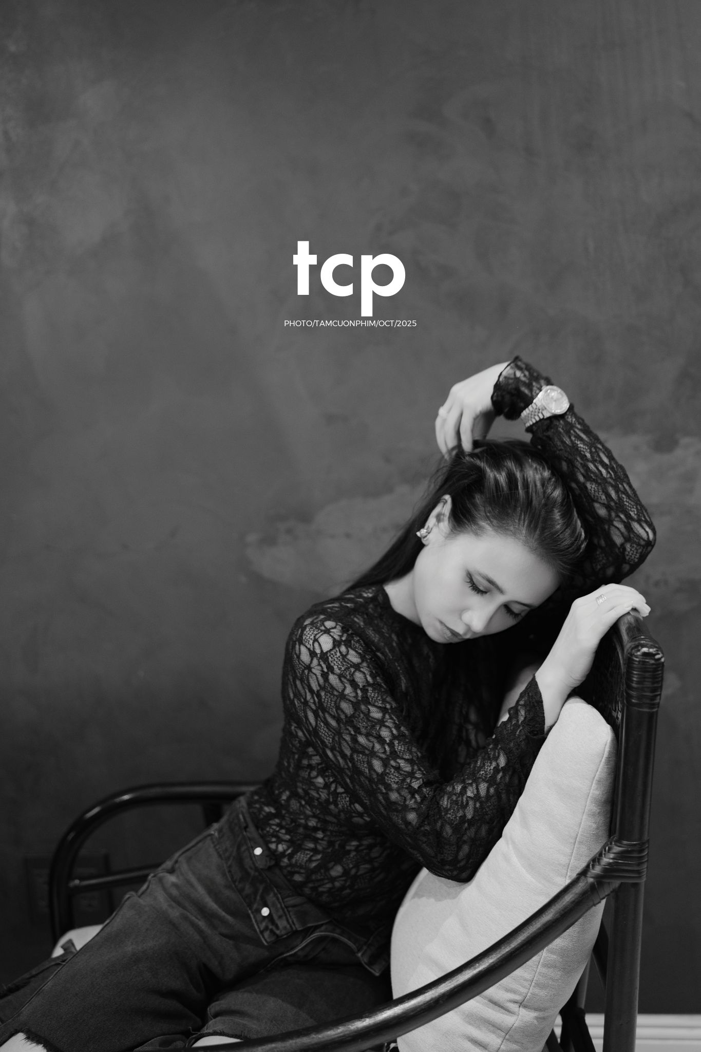 Tám Cuộn Phim - Một ly martini và tiếng chuông đồng hồ báo hiệu tuổi mới