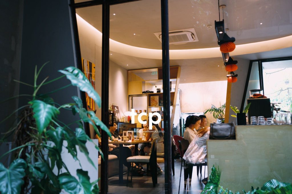 Tám Cuộn Phim - Một ly martini và tiếng chuông đồng hồ báo hiệu tuổi mới