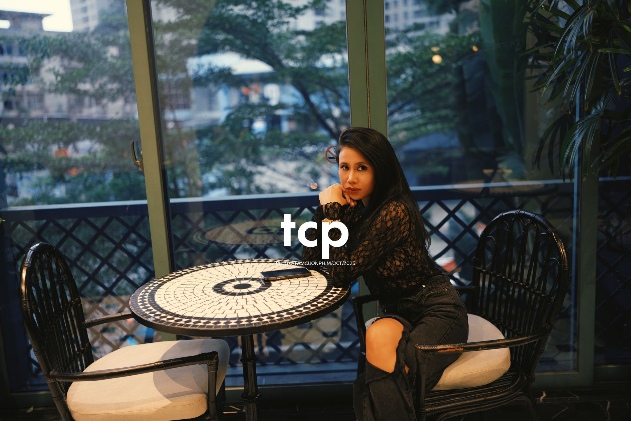 Tám Cuộn Phim - Một ly martini và tiếng chuông đồng hồ báo hiệu tuổi mới