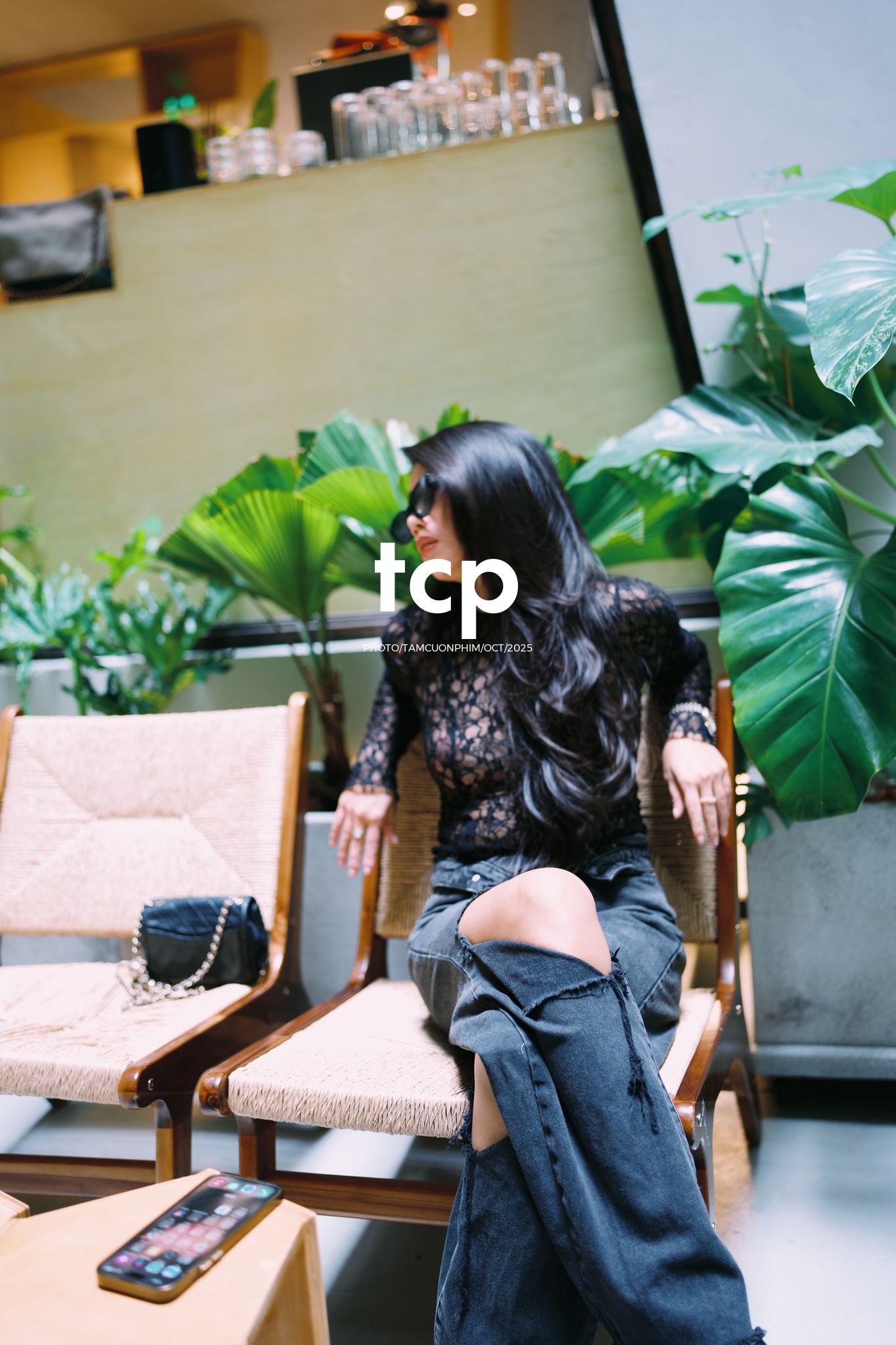 Tám Cuộn Phim - Một ly martini và tiếng chuông đồng hồ báo hiệu tuổi mới