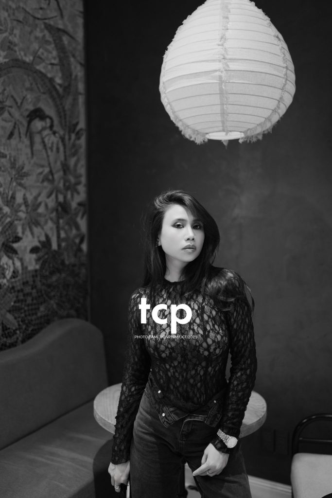 Tám Cuộn Phim - Một ly martini và tiếng chuông đồng hồ báo hiệu tuổi mới