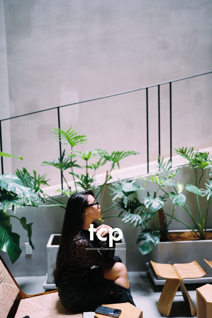 Tám Cuộn Phim - Một ly martini và tiếng chuông đồng hồ báo hiệu tuổi mới