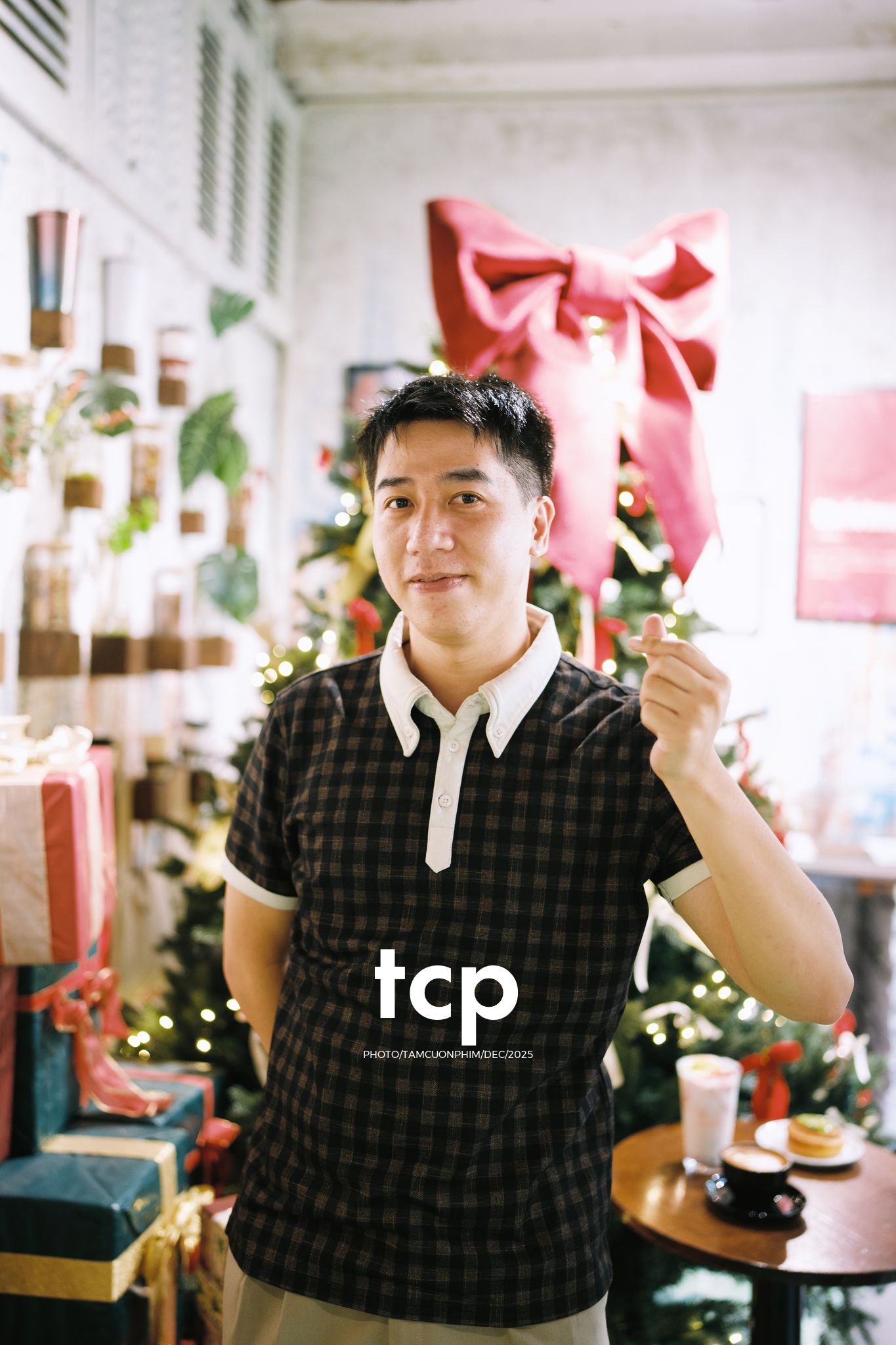 Tám Cuộn Phim - Hương cà phê và sắc đỏ mùa lễ hội