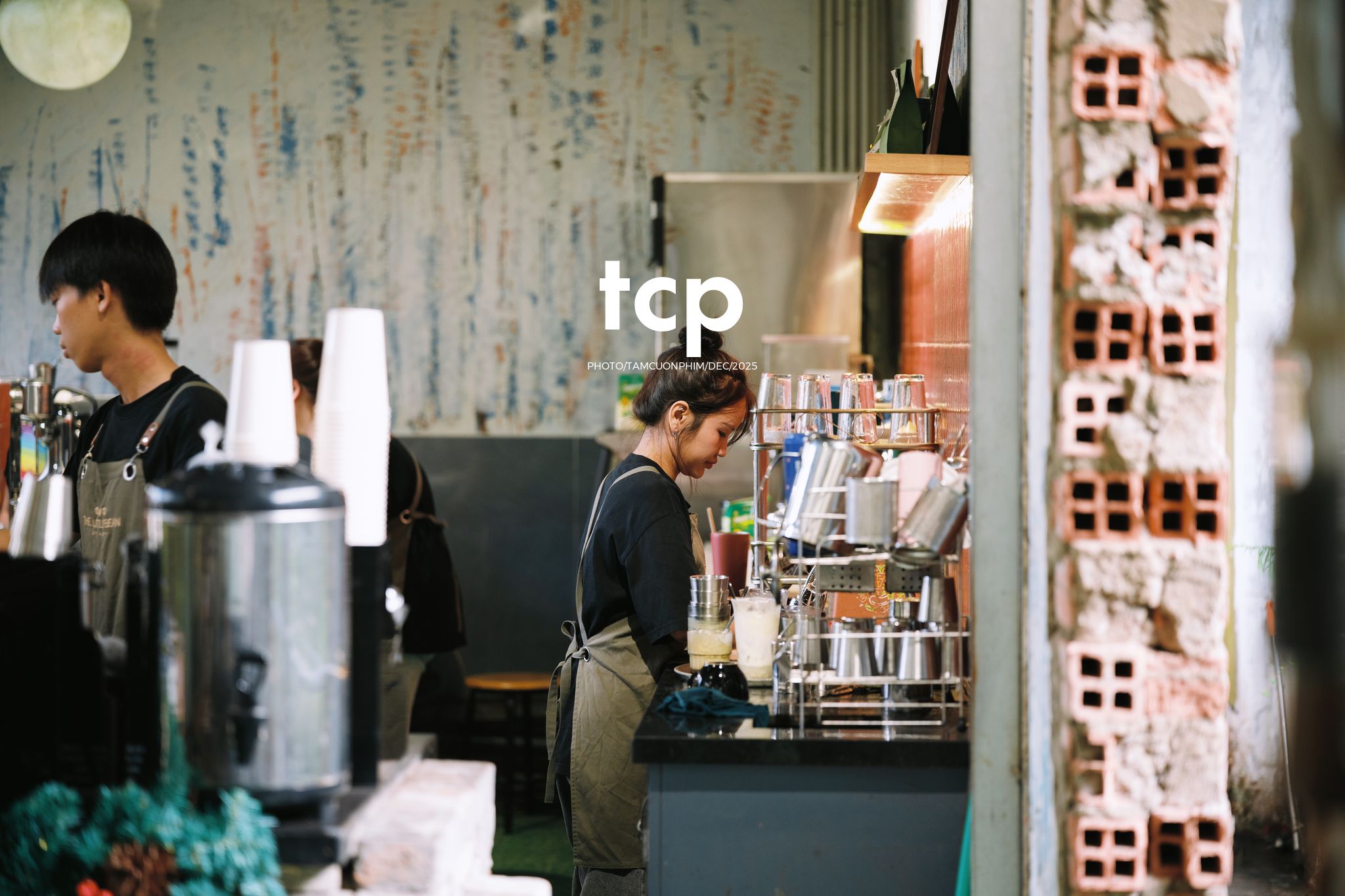 Tám Cuộn Phim - Hương cà phê và sắc đỏ mùa lễ hội