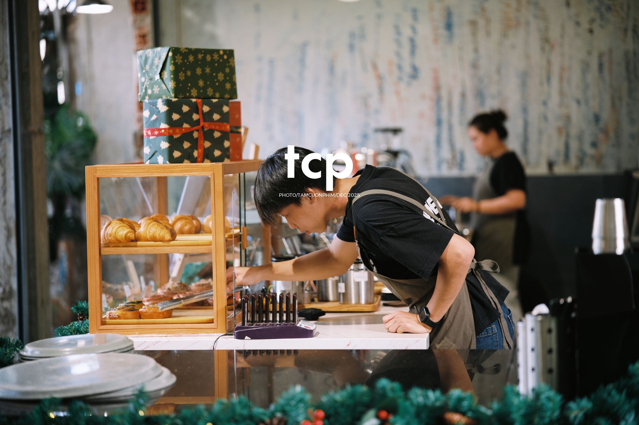 Tám Cuộn Phim - Hương cà phê và sắc đỏ mùa lễ hội