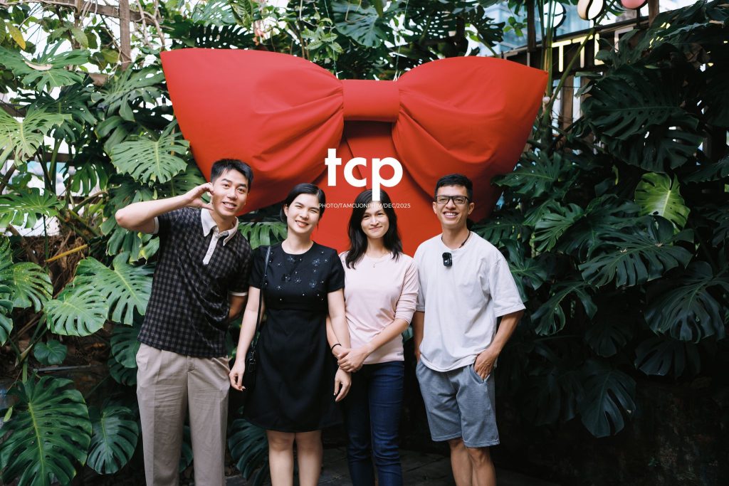 Tám Cuộn Phim - Hương cà phê và sắc đỏ mùa lễ hội