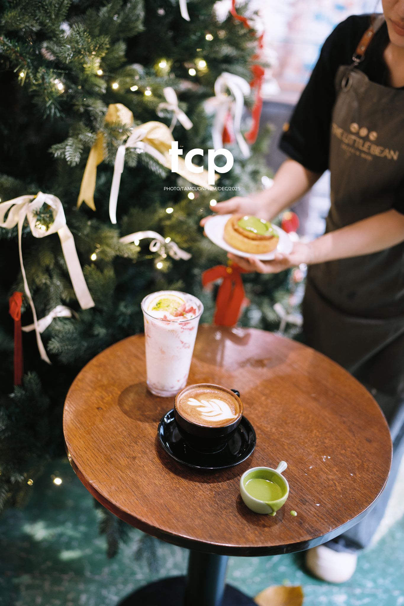 Tám Cuộn Phim - Hương cà phê và sắc đỏ mùa lễ hội