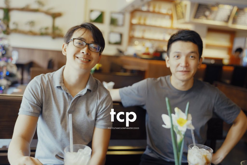 Tám Cuộn Phim - Ly trà trái cây chưa kịp vơi thì chuyện cũ đã kể xong