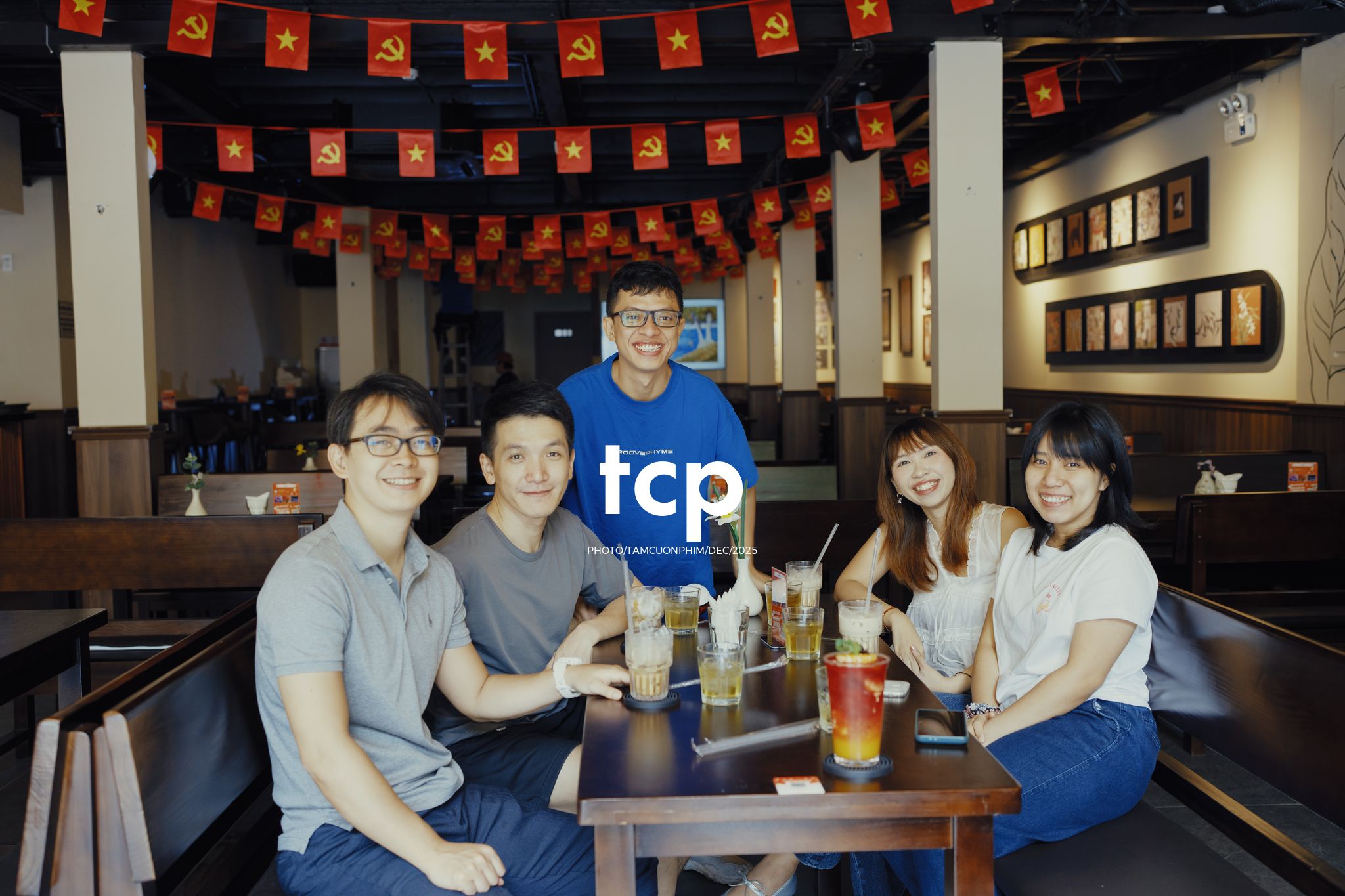 Tám Cuộn Phim - Ly trà trái cây chưa kịp vơi thì chuyện cũ đã kể xong