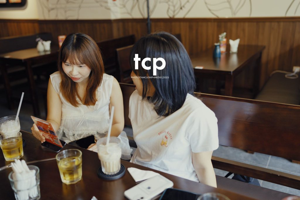 Tám Cuộn Phim - Ly trà trái cây chưa kịp vơi thì chuyện cũ đã kể xong