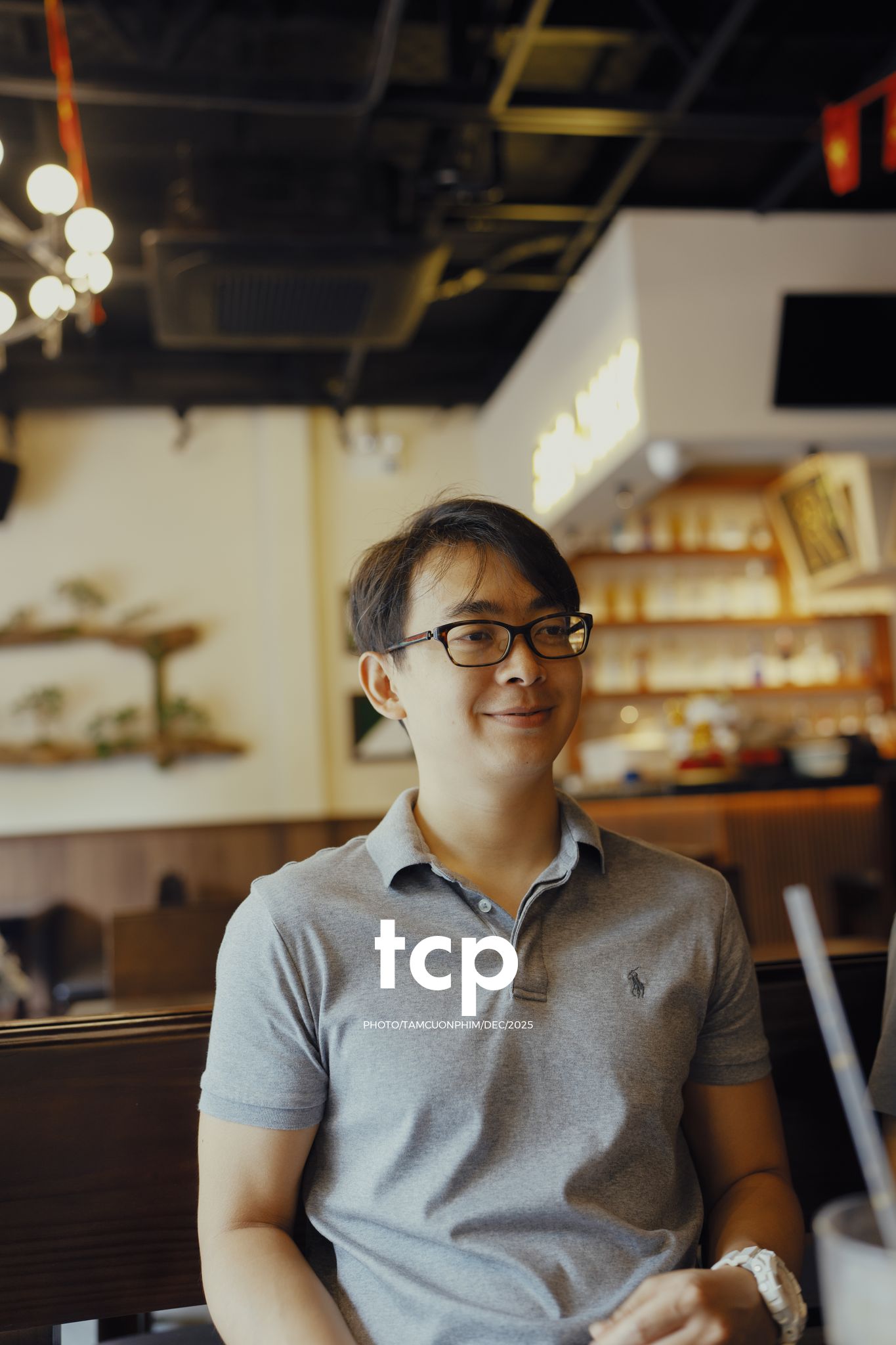 Tám Cuộn Phim - Ly trà trái cây chưa kịp vơi thì chuyện cũ đã kể xong