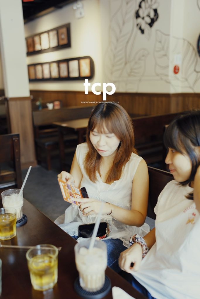 Tám Cuộn Phim - Ly trà trái cây chưa kịp vơi thì chuyện cũ đã kể xong
