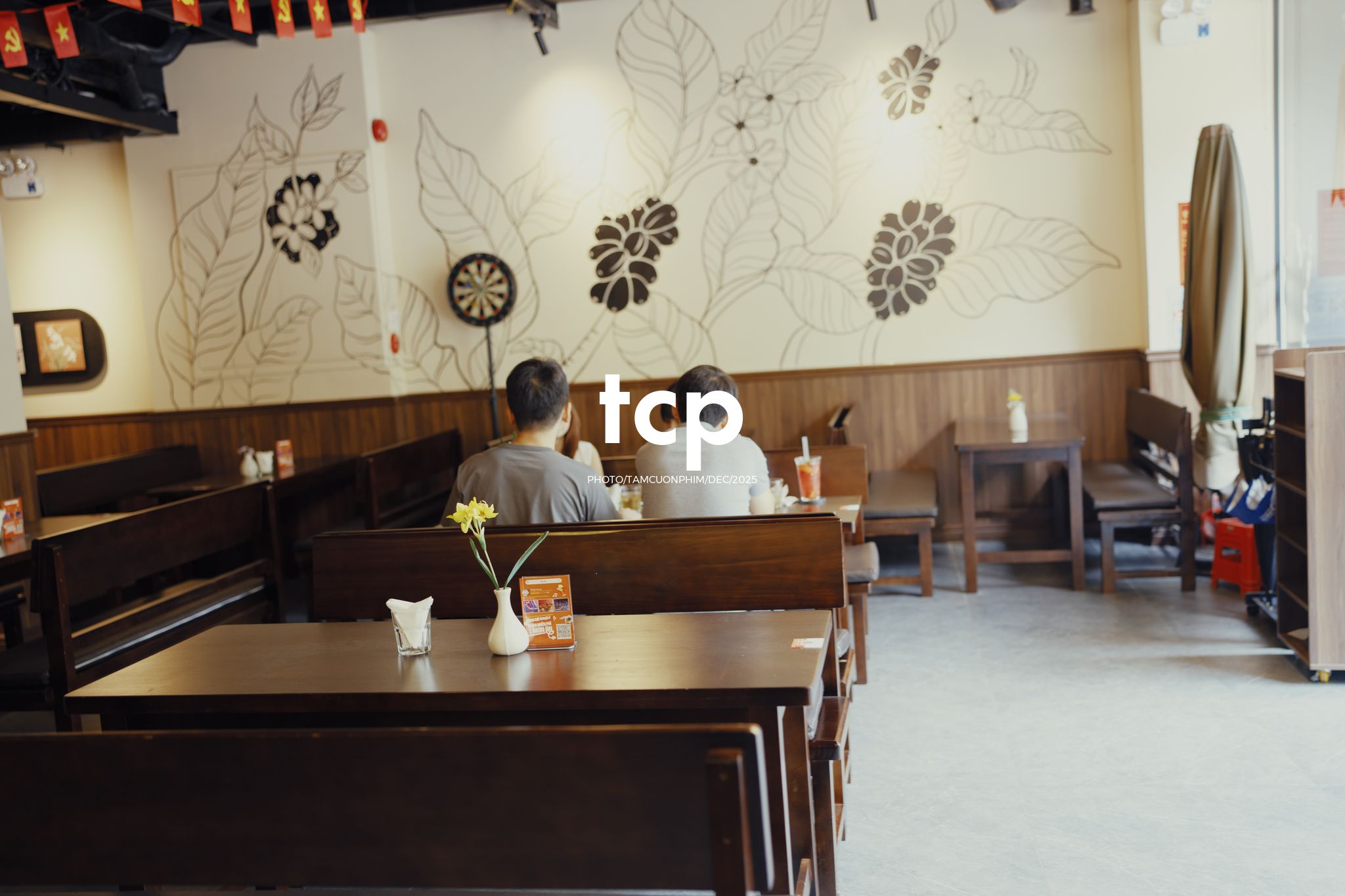 Tám Cuộn Phim - Ly trà trái cây chưa kịp vơi thì chuyện cũ đã kể xong