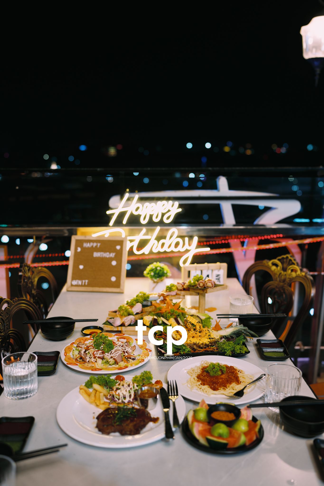 Tám Cuộn Phim - Chiếc view triệu đô cùng hội bạn "tâm đầu ý hợp"