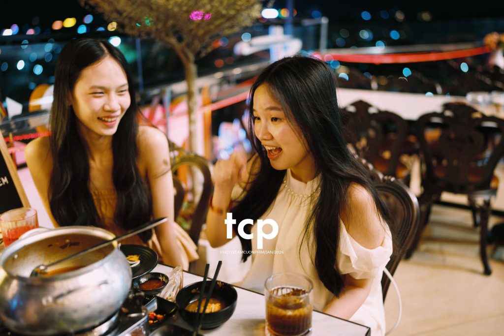 Tám Cuộn Phim - Chiếc view triệu đô cùng hội bạn "tâm đầu ý hợp"