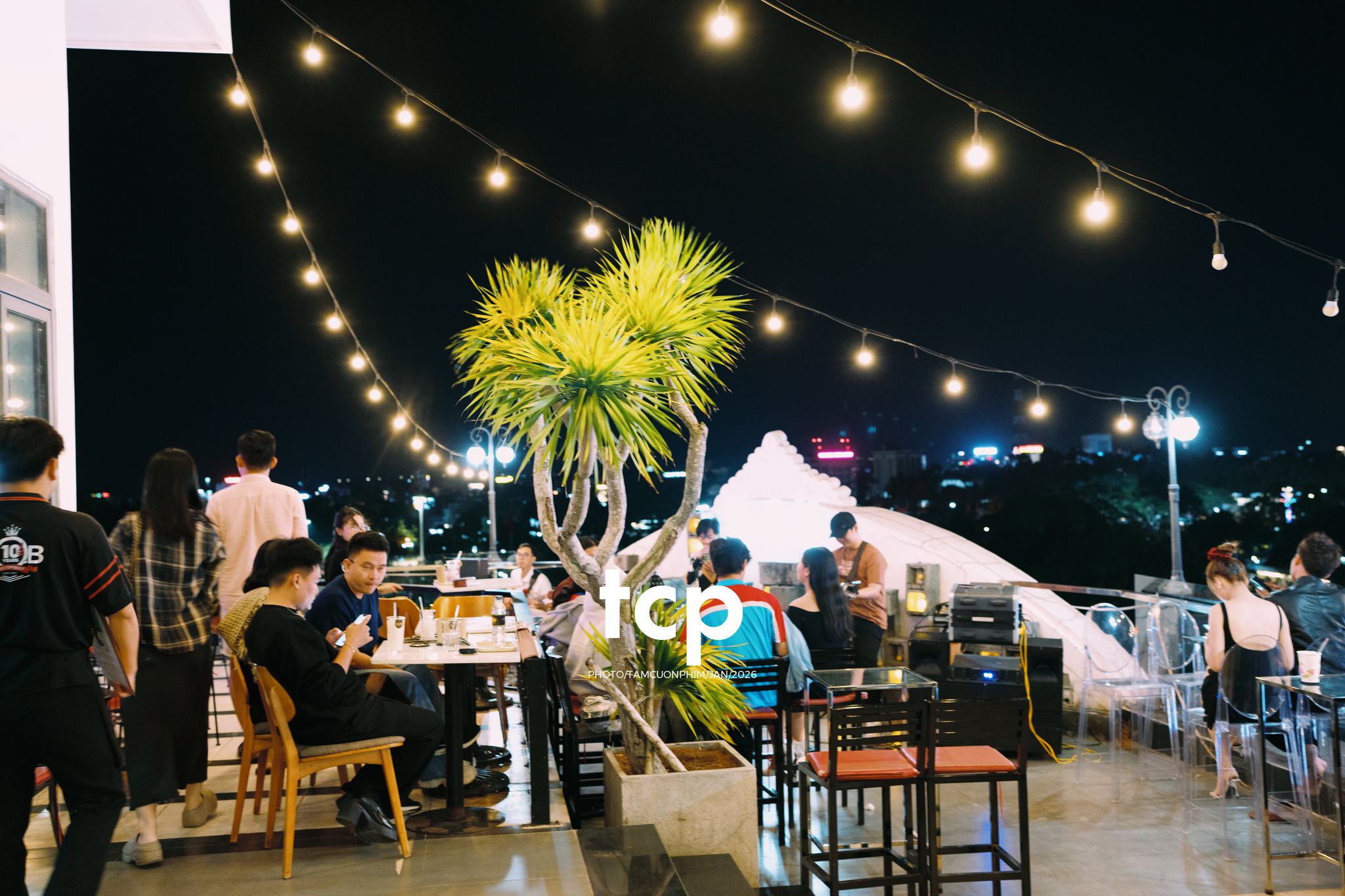 Tám Cuộn Phim - Chiếc view triệu đô cùng hội bạn "tâm đầu ý hợp"