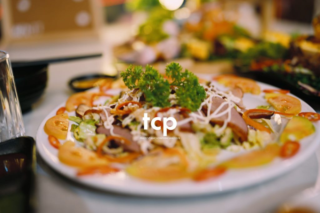 Tám Cuộn Phim - Chiếc view triệu đô cùng hội bạn "tâm đầu ý hợp"