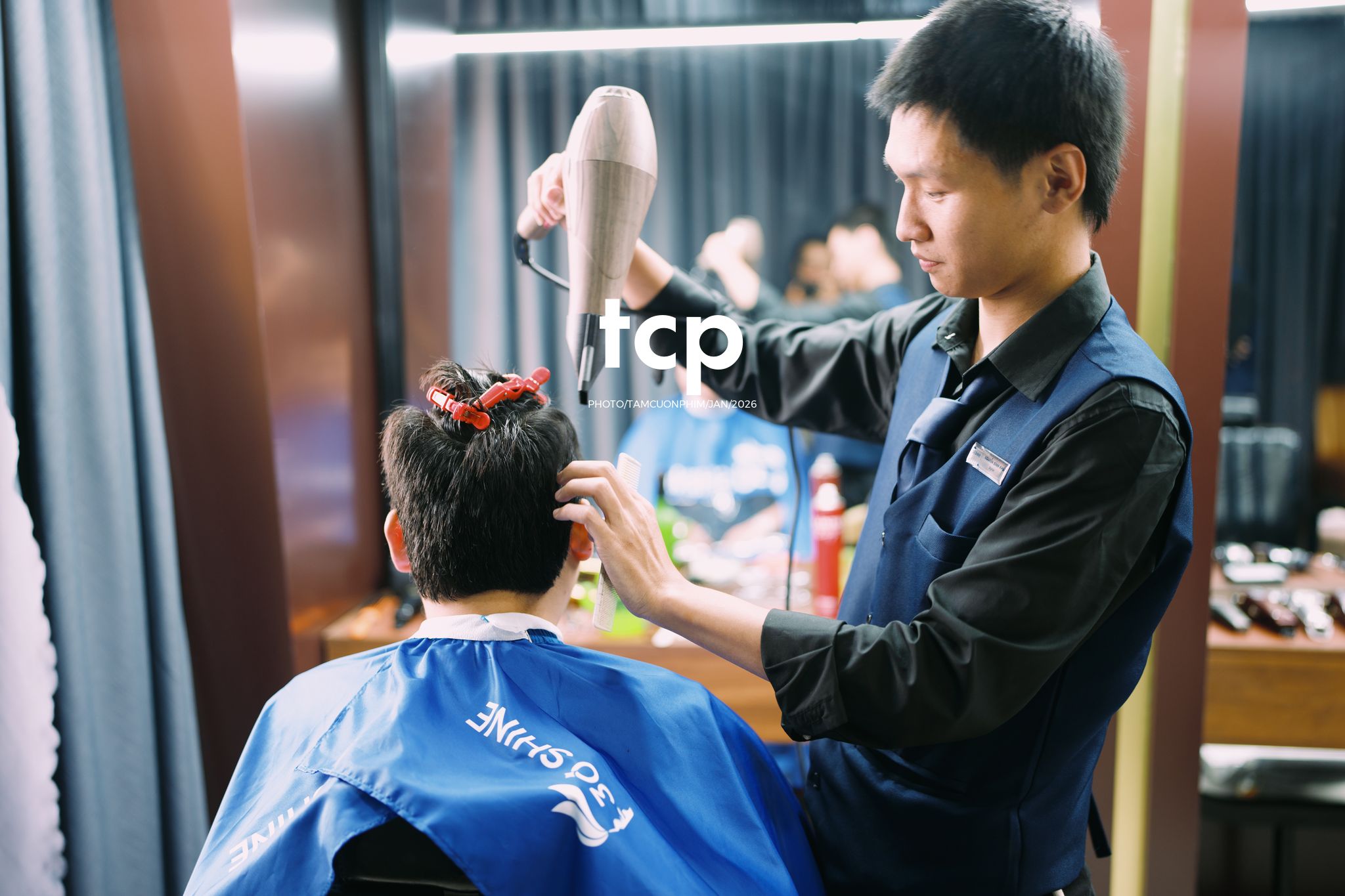 Tám Cuộn Phim - NHỊP ĐIỆU CỦA SỰ CHỈN CHU