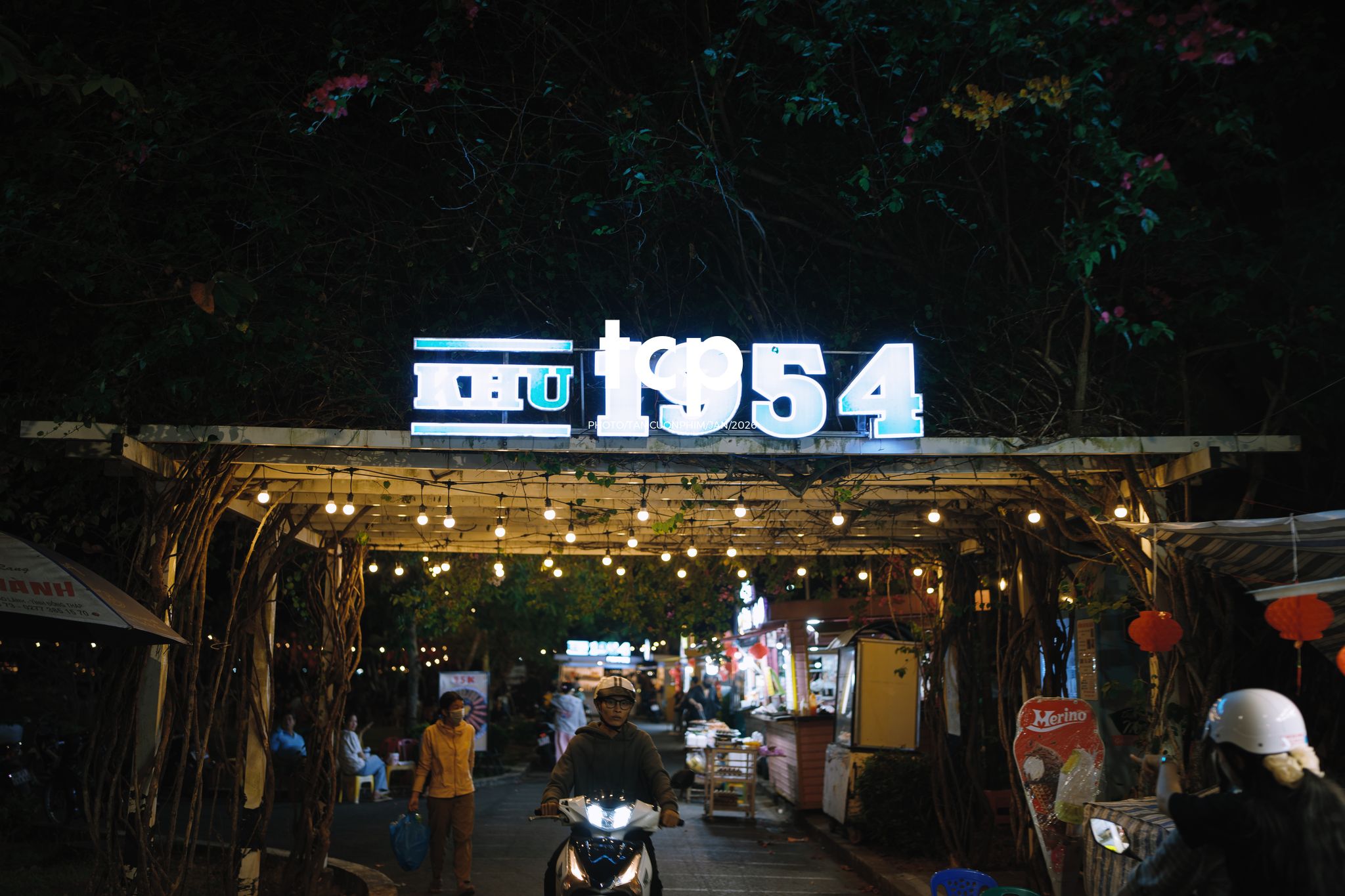 Tám Cuộn Phim - Nhịp sống ven sông đêm Cao Lãnh