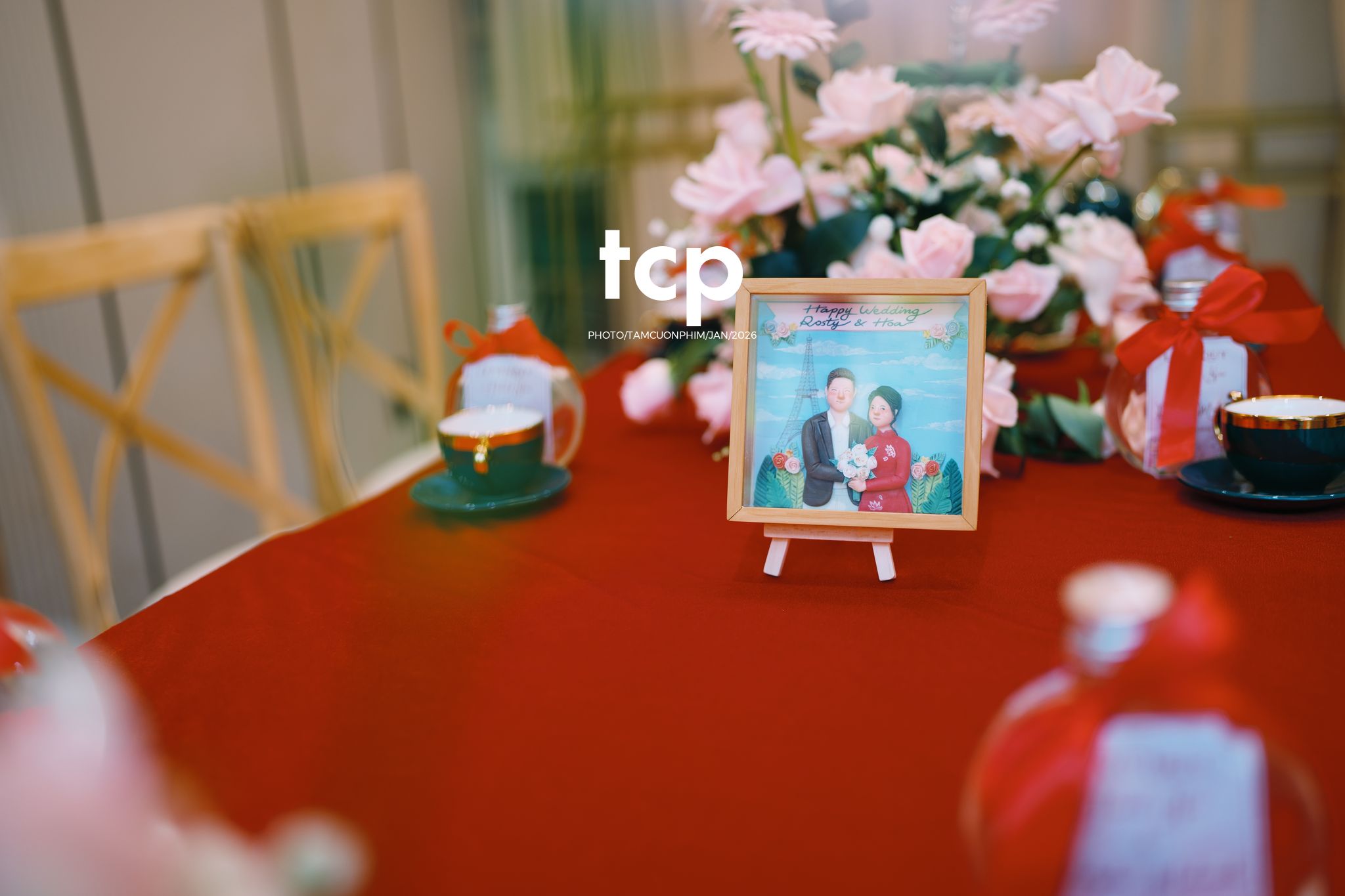 Tám Cuộn Phim - Sắc đỏ ngày chung đôi