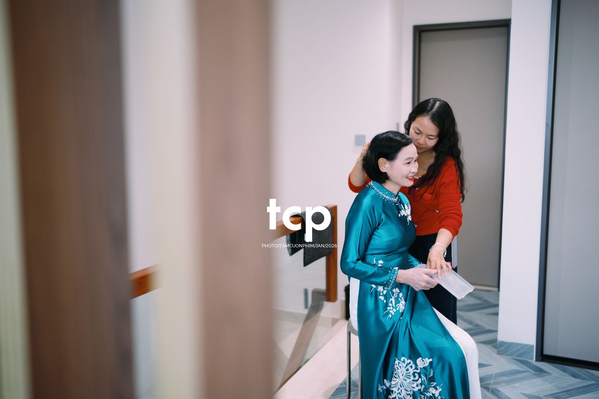 Tám Cuộn Phim - Sắc đỏ ngày chung đôi