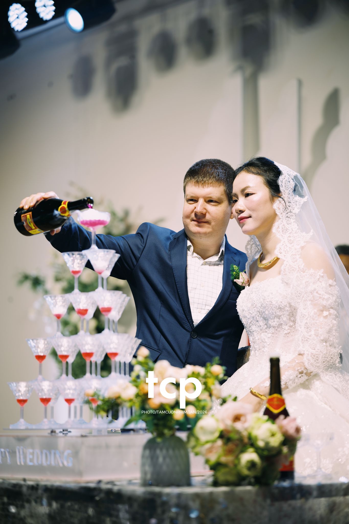 Tám Cuộn Phim - Sắc đỏ ngày chung đôi