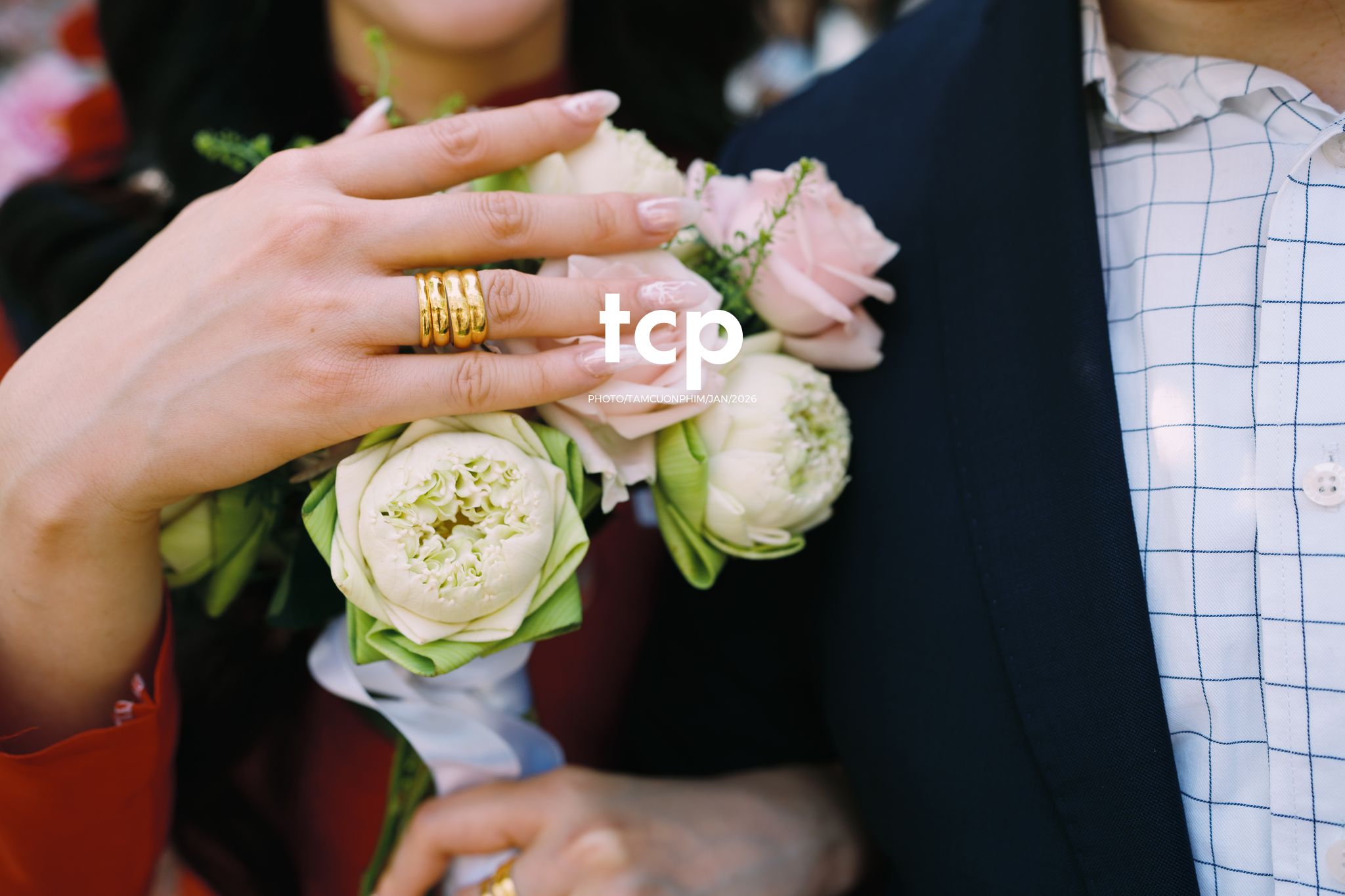 Tám Cuộn Phim - Sắc đỏ ngày chung đôi