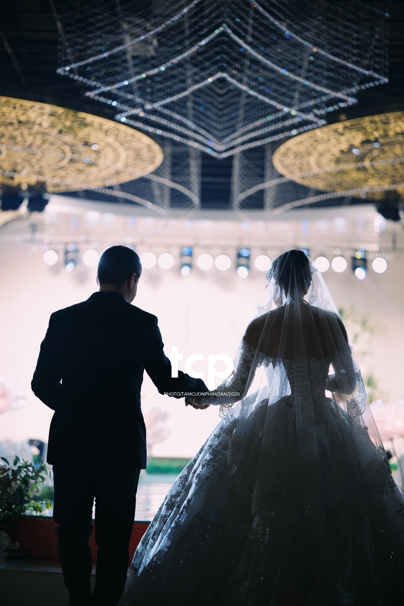 Tám Cuộn Phim - Sắc đỏ ngày chung đôi