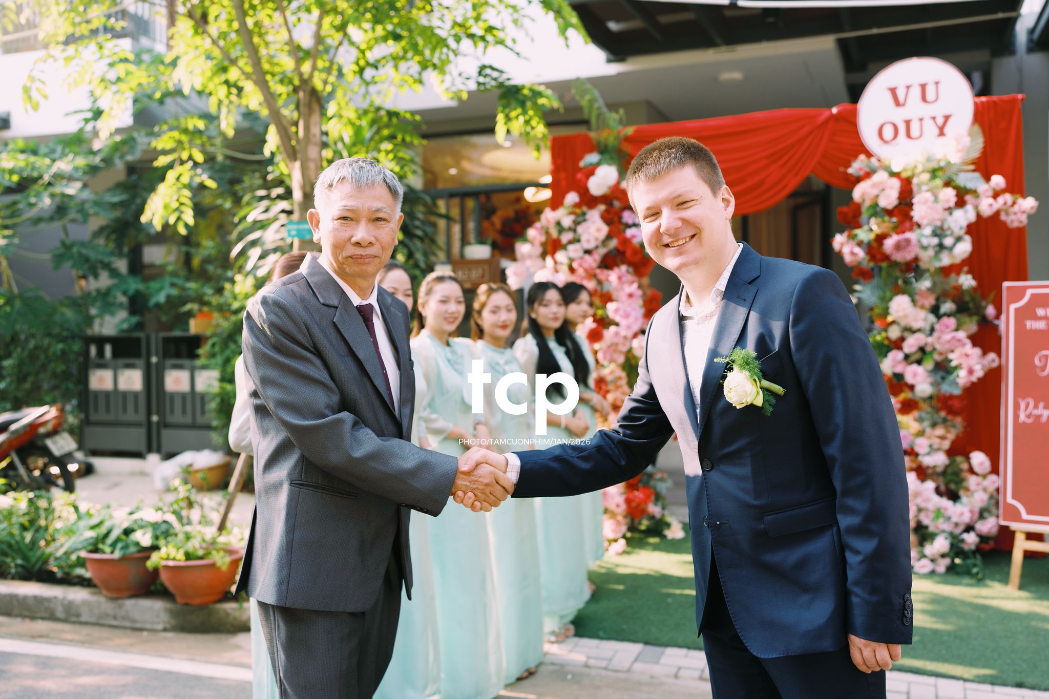 Tám Cuộn Phim - Sắc đỏ ngày chung đôi