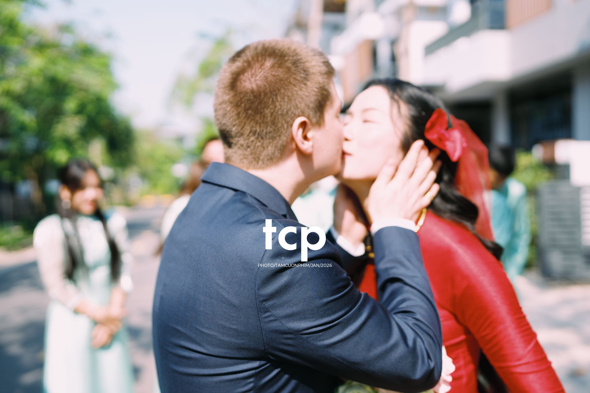 Tám Cuộn Phim - Sắc đỏ ngày chung đôi