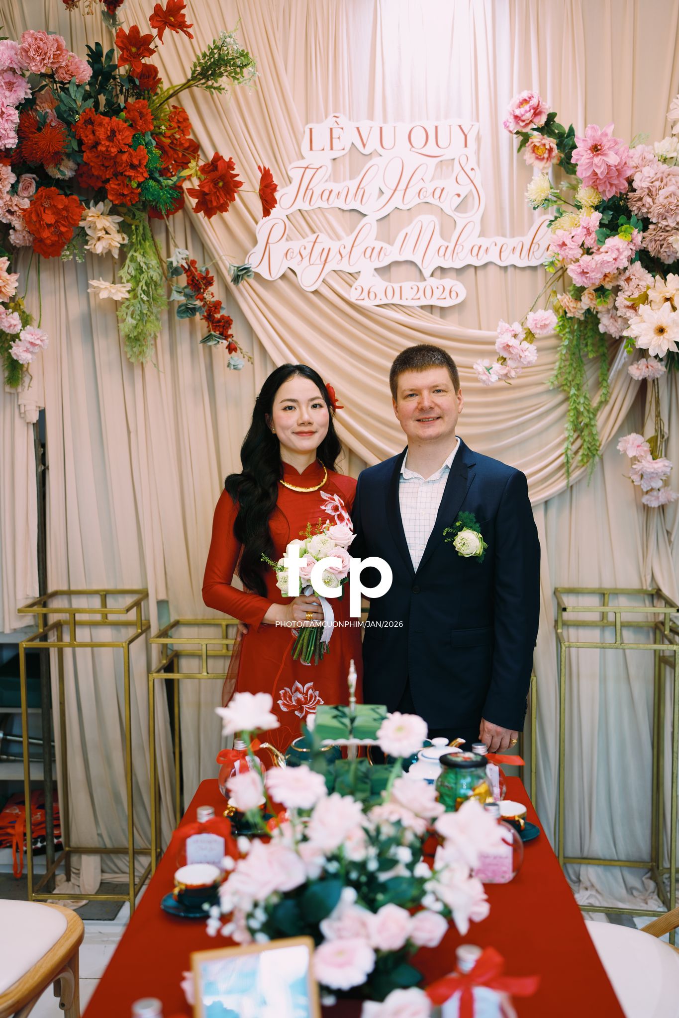 Tám Cuộn Phim - Sắc đỏ ngày chung đôi