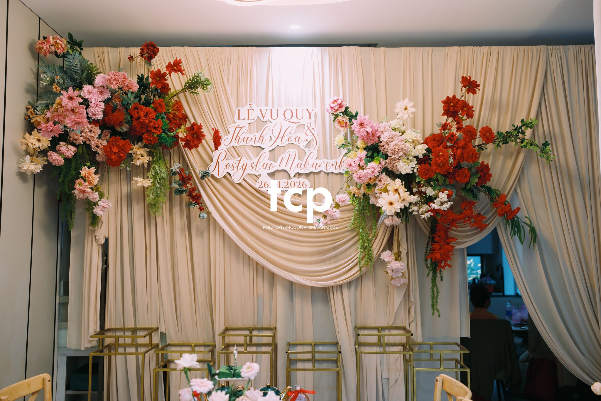 Tám Cuộn Phim - Sắc đỏ ngày chung đôi