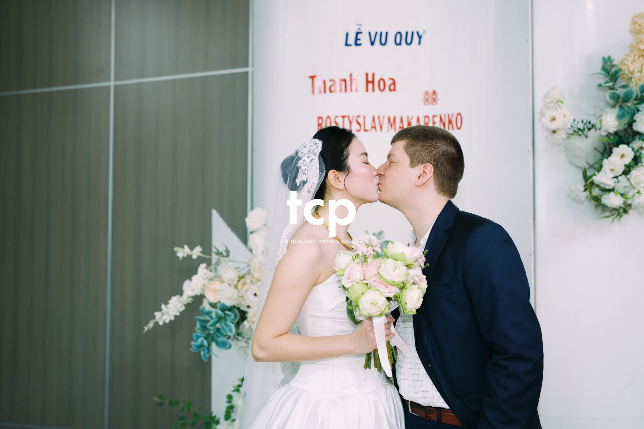 Tám Cuộn Phim - Sắc đỏ ngày chung đôi