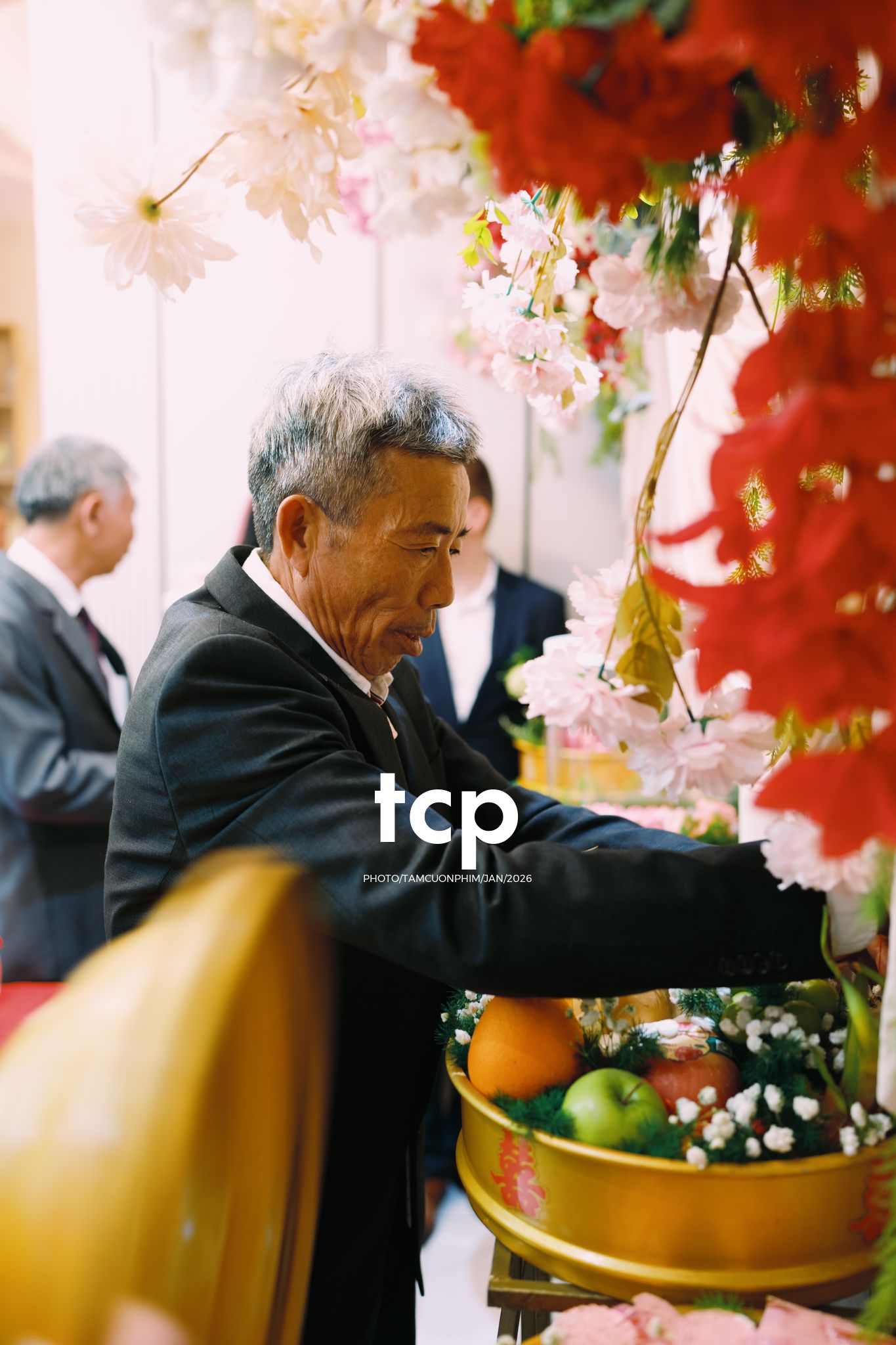 Tám Cuộn Phim - Sắc đỏ ngày chung đôi