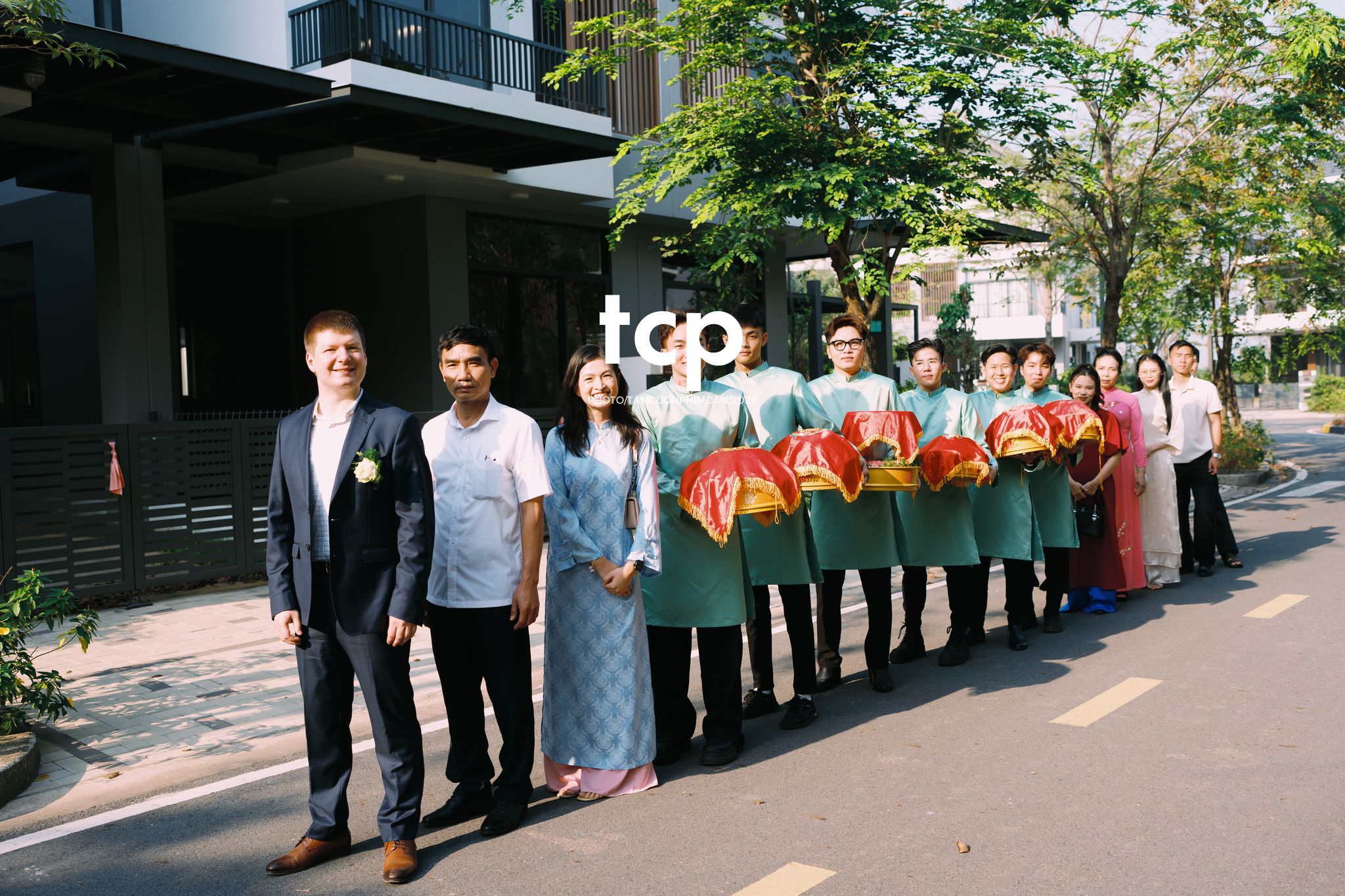 Tám Cuộn Phim - Sắc đỏ ngày chung đôi