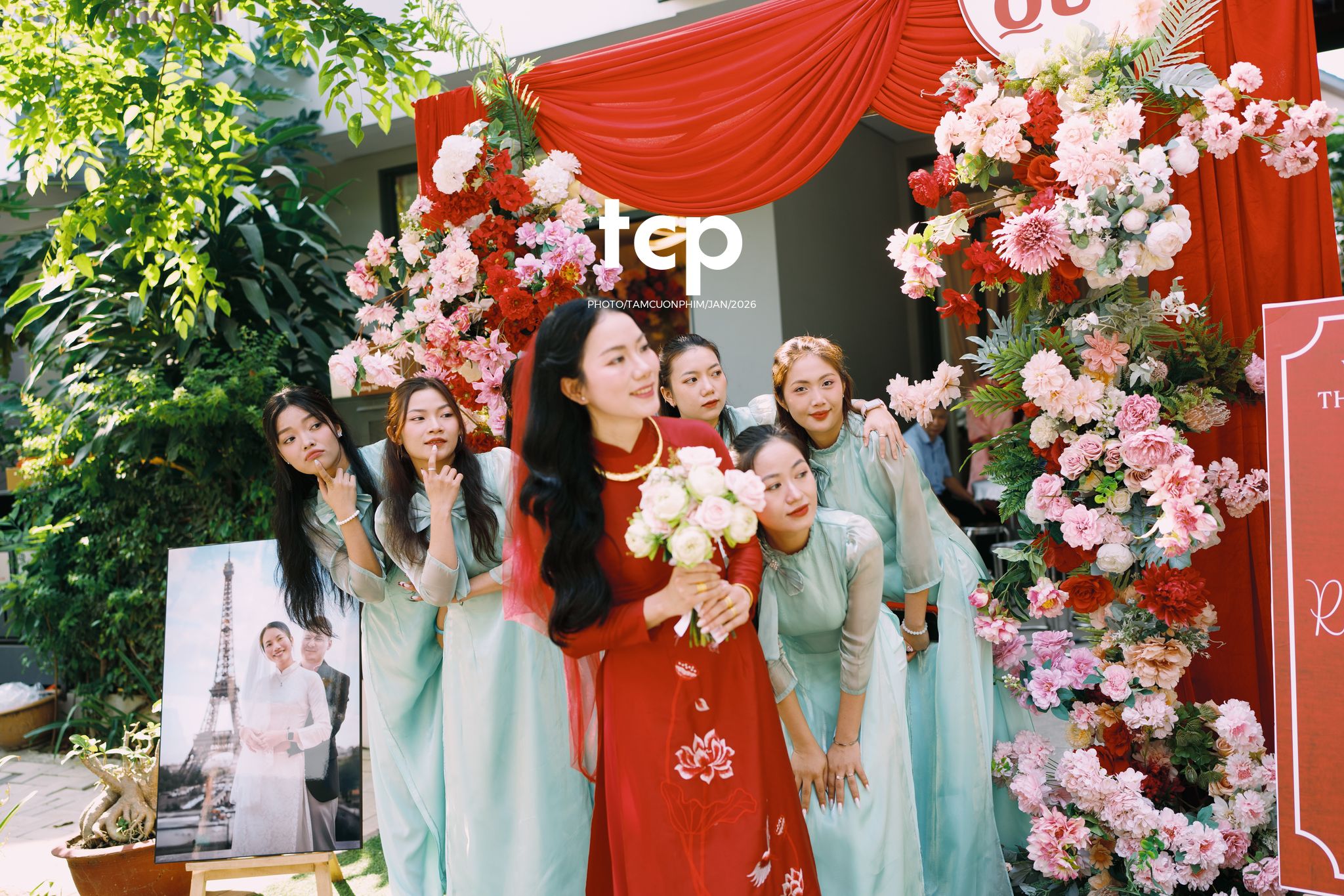 Tám Cuộn Phim - Sắc đỏ ngày chung đôi