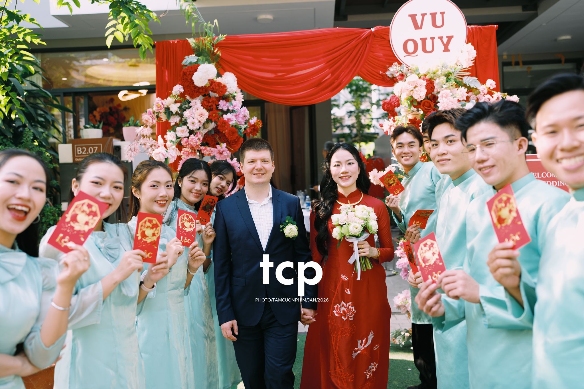 Tám Cuộn Phim - Sắc đỏ ngày chung đôi