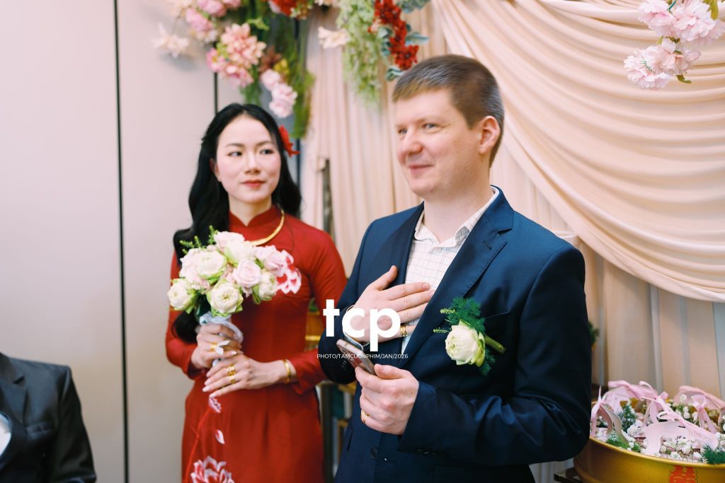 Tám Cuộn Phim - Sắc đỏ ngày chung đôi