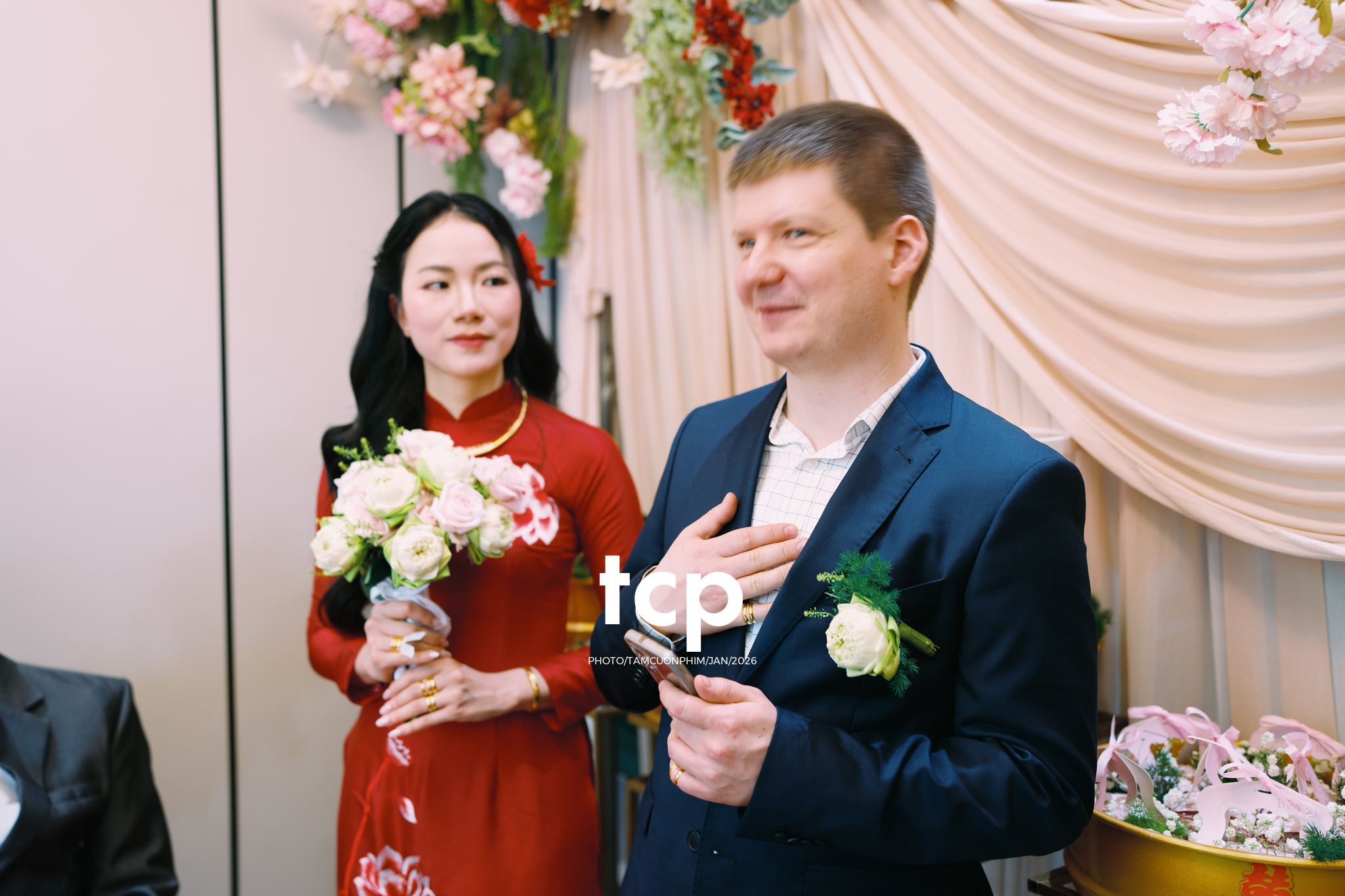 Tám Cuộn Phim - Sắc đỏ ngày chung đôi