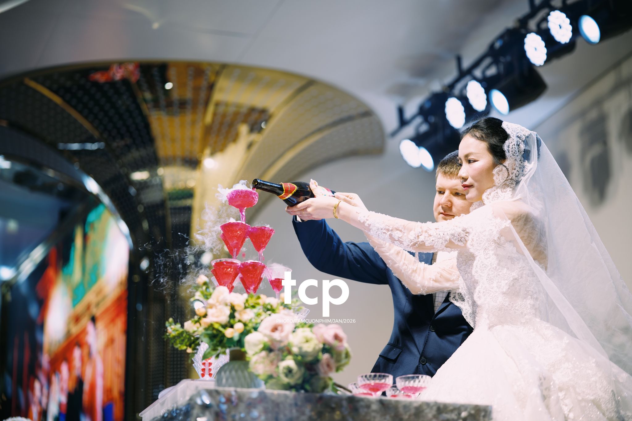 Tám Cuộn Phim - Sắc đỏ ngày chung đôi