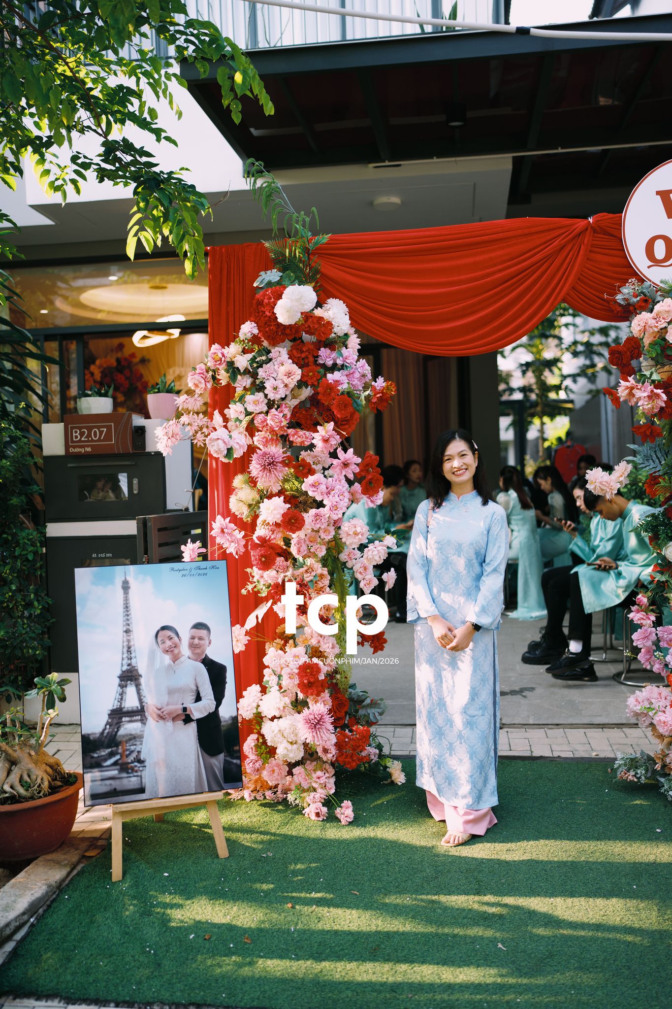 Tám Cuộn Phim - Sắc đỏ ngày chung đôi