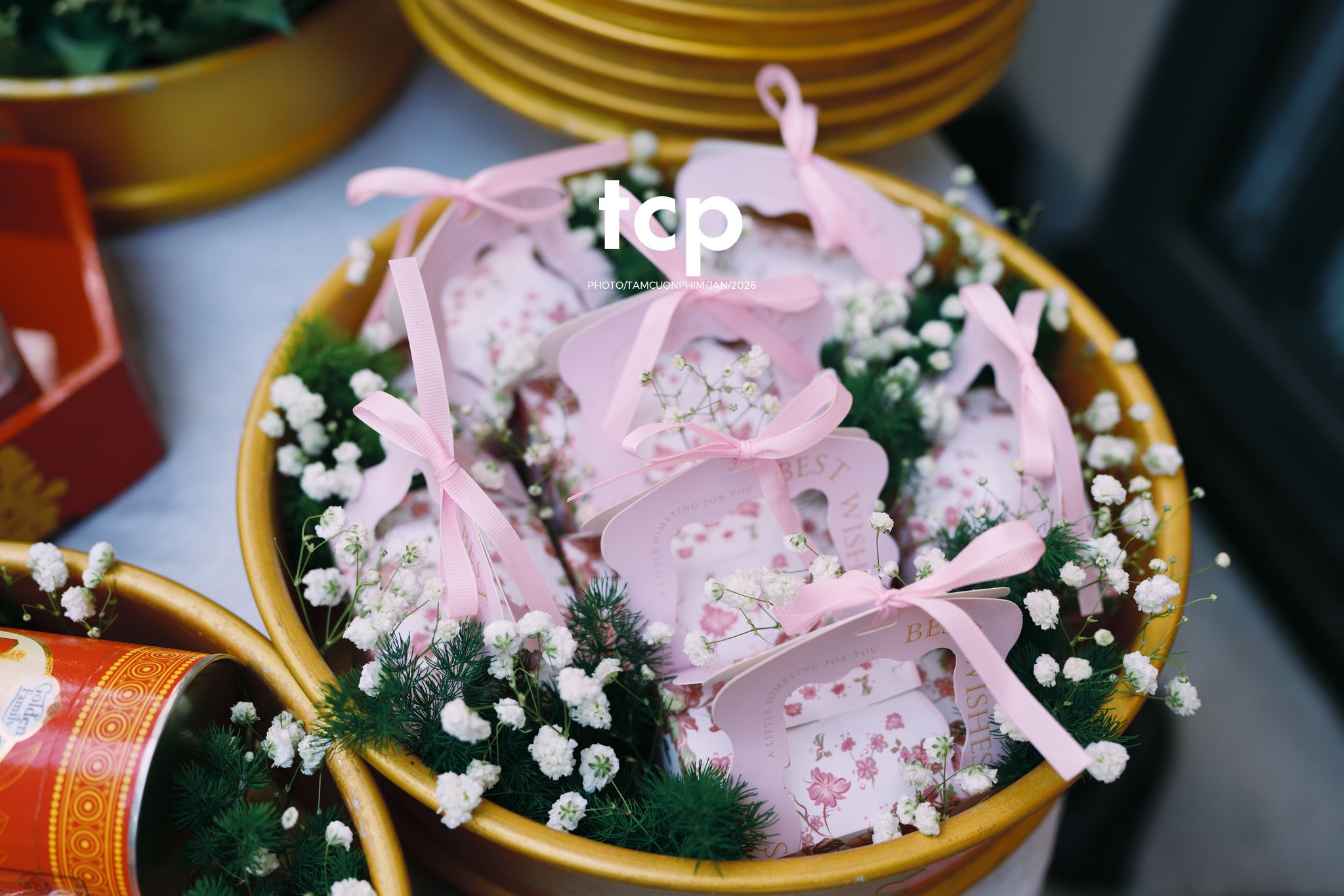 Tám Cuộn Phim - Sắc đỏ ngày chung đôi