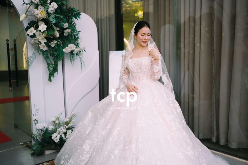 Tám Cuộn Phim - Sắc đỏ ngày chung đôi