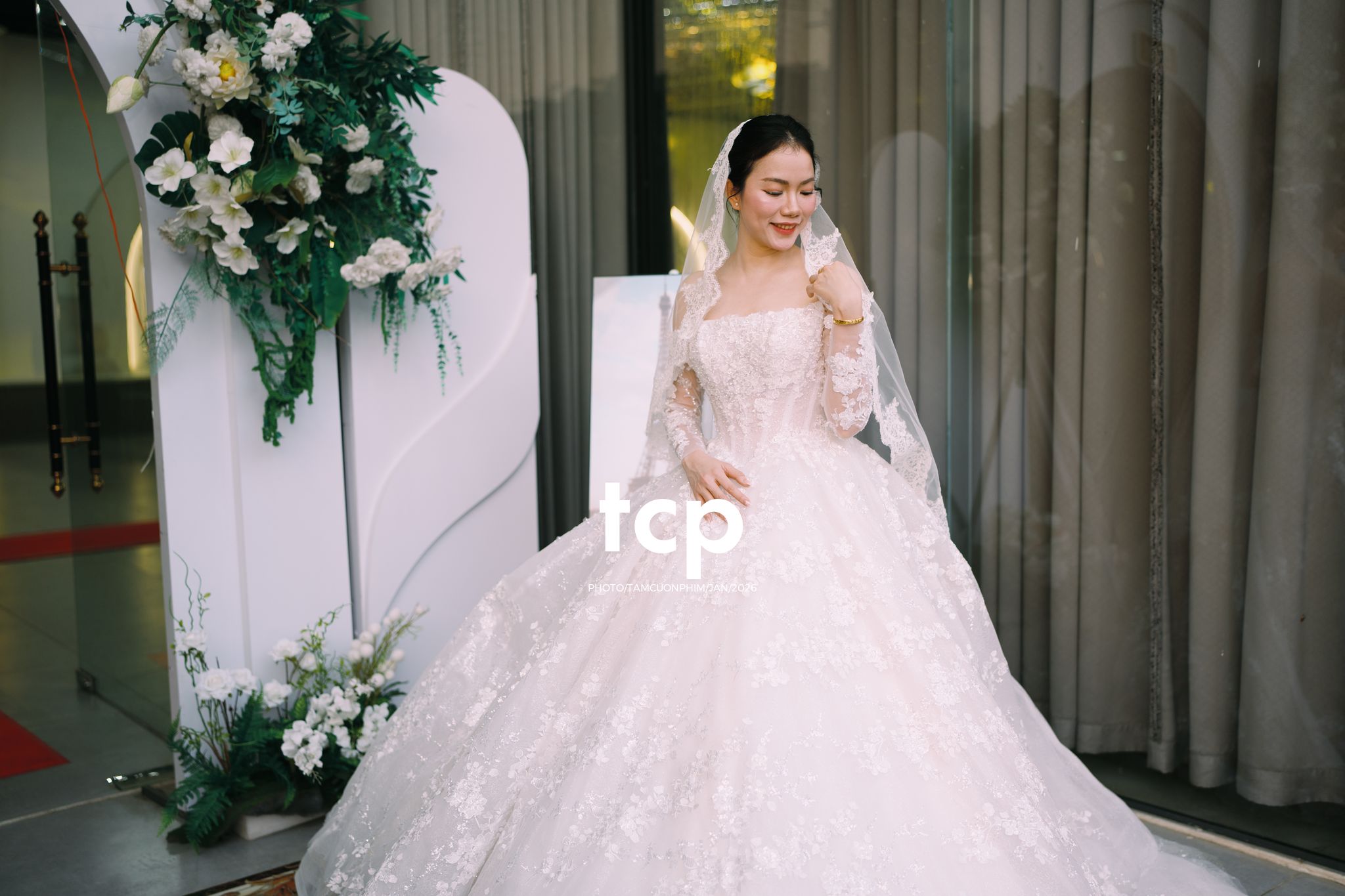 Tám Cuộn Phim - Sắc đỏ ngày chung đôi