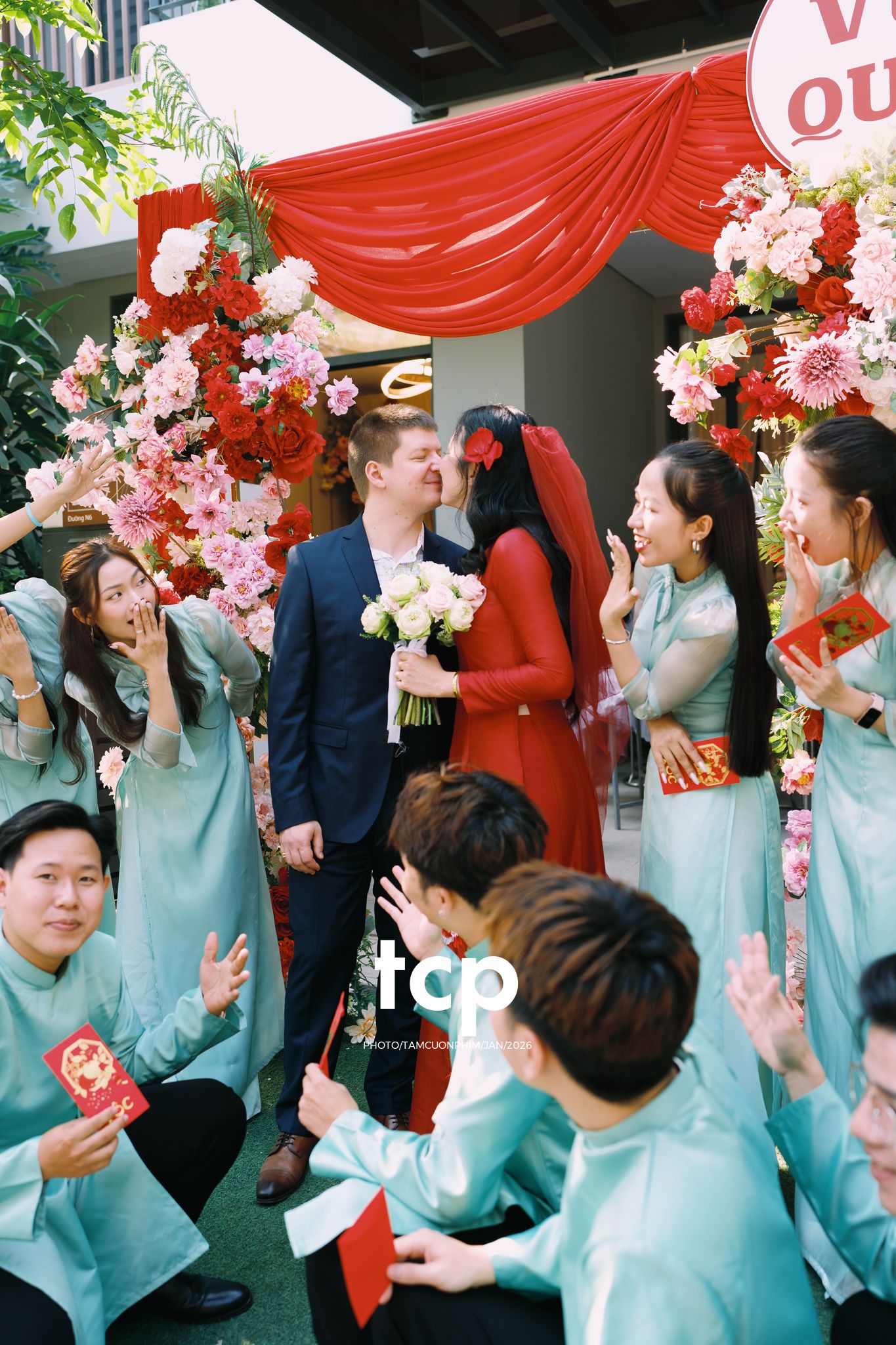 Tám Cuộn Phim - Sắc đỏ ngày chung đôi