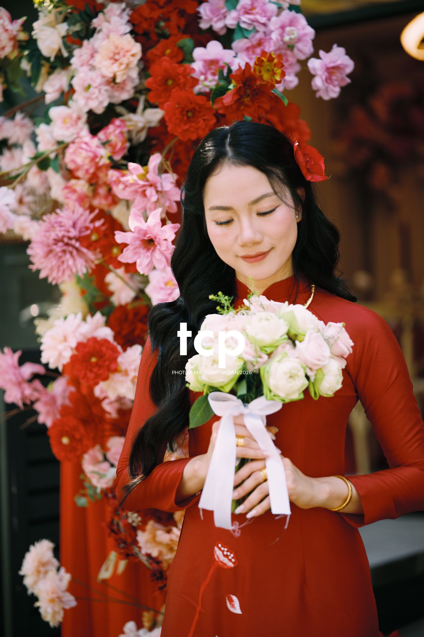 Tám Cuộn Phim - Sắc đỏ ngày chung đôi