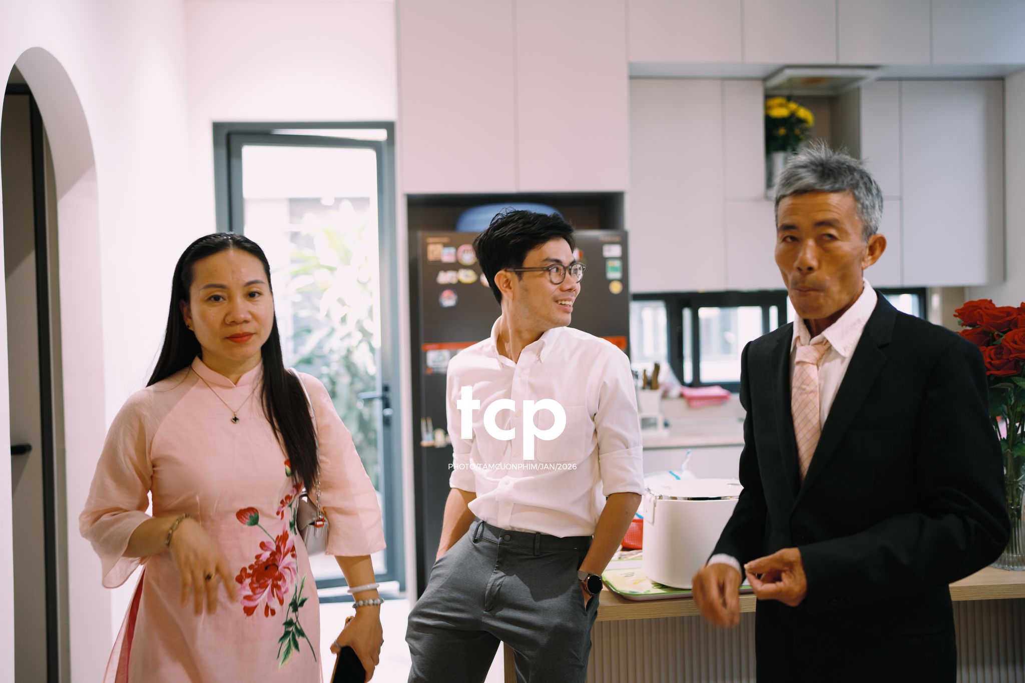 Tám Cuộn Phim - Sắc đỏ ngày chung đôi